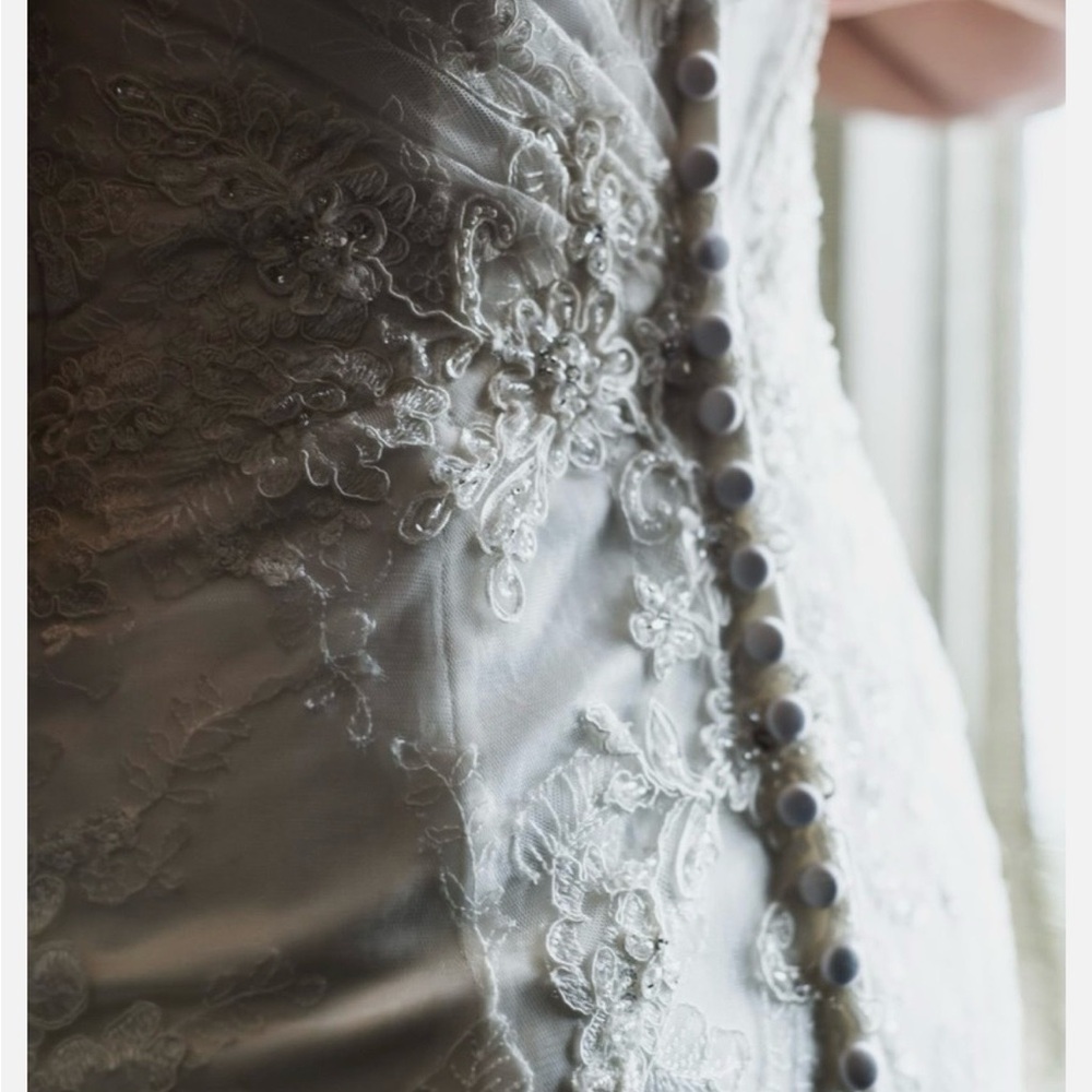 Ivory Lace Mermaid Wedding Dress with Sweetheart Neckline - Picture 6 of 7
